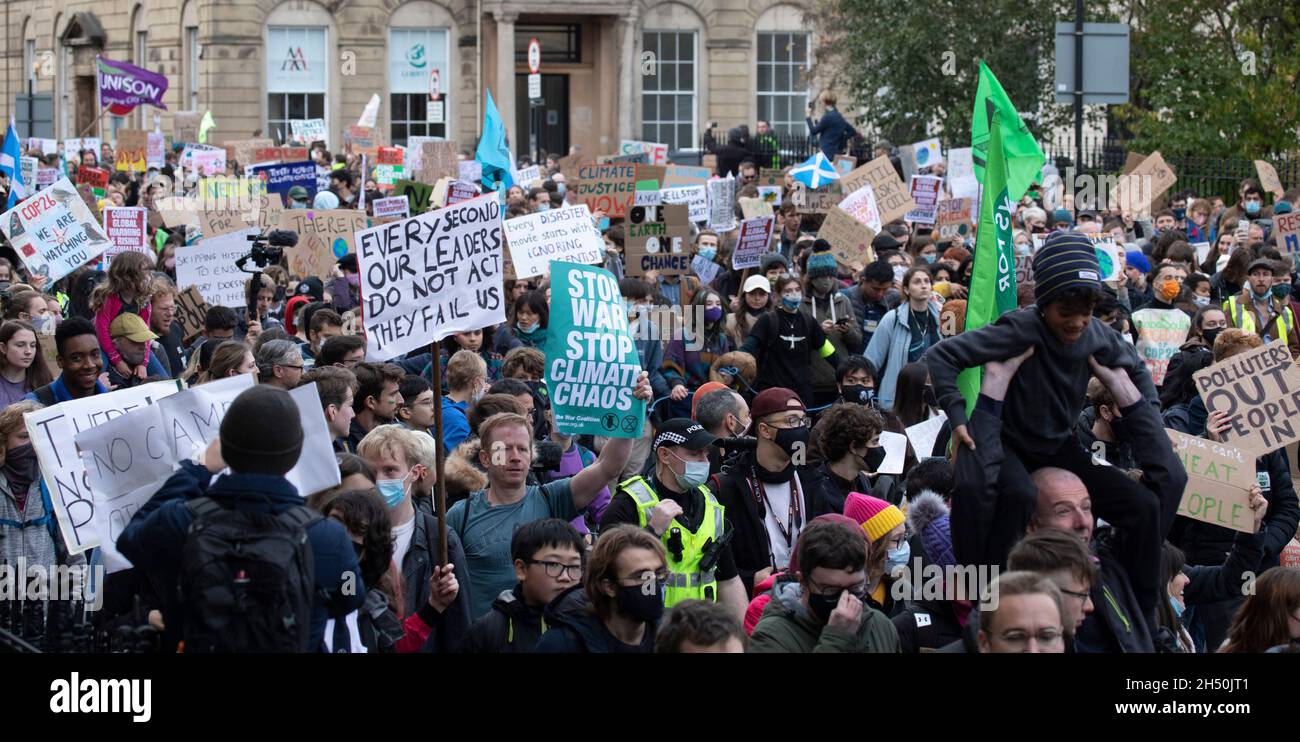 COP26 Fridays for Future, Climate Strike, Kelvingrove Park, Glasgow, Großbritannien. November 2021. Die Umweltaktivistin Greta Thunberg hat an Glaswegier und andere appelliert, sich dem Protest anzuschließen. Organisiert von Fridays for Future Scotland, mit Teilnehmern, die um 11.30 Uhr vom Kelvingrove Park zum George Square marschieren und den marsch gegen 14.40 Uhr für Reden auf dem George Square beenden. Quelle: Arch White/Alamy Live News Stockfoto