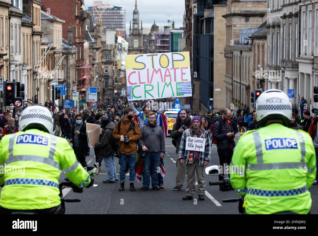 COP26 Fridays for Future, Climate Strike, Kelvingrove Park, Glasgow, Großbritannien. November 2021. Die Umweltaktivistin Greta Thunberg hat an Glaswegier und andere appelliert, sich dem Protest anzuschließen. Organisiert von Fridays for Future Scotland, mit Teilnehmern, die um 11.30 Uhr vom Kelvingrove Park zum George Square marschieren und den marsch gegen 14.40 Uhr für Reden auf dem George Square beenden. Quelle: Arch White/Alamy Live News Stockfoto