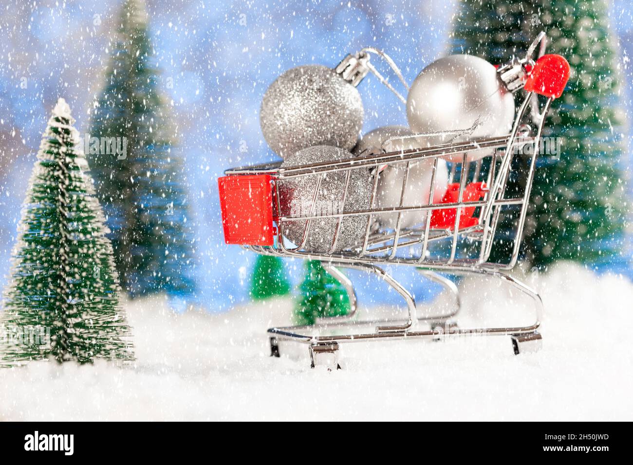 Weihnachtseinkäufe. Supermarkt Trolley mit Weihnachtsbällen. Grußkarte zum neuen Jahr Stockfoto
