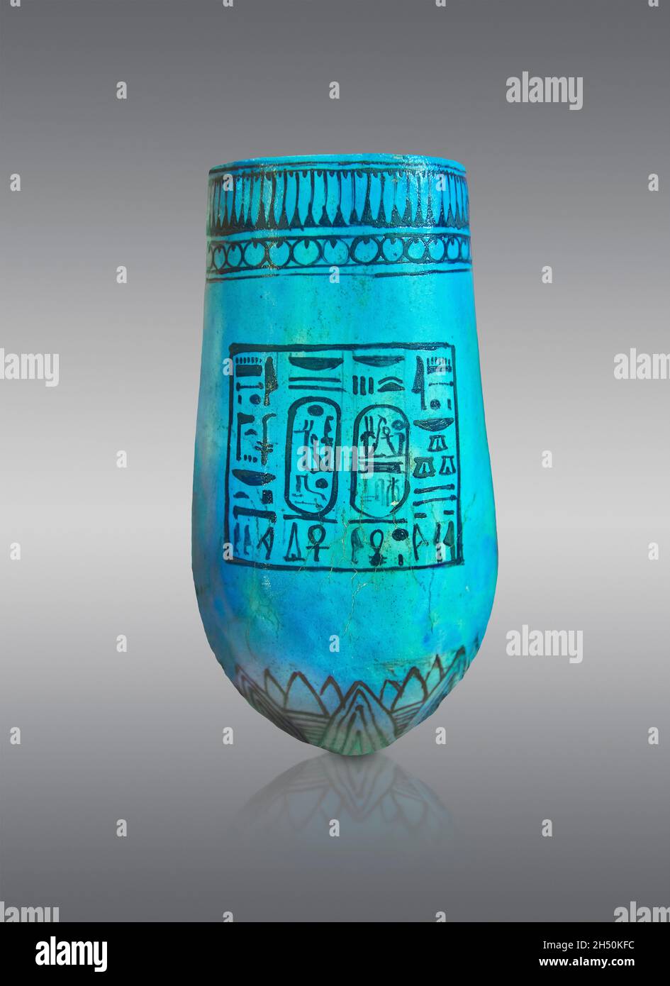 Alte ägyptische Vase mit Namen Ramesses II, 1279-01213 v. Chr., 19. Dynastie, glasierte Terrakotta. Louvre Museum E1094. Dies kann eine Tempelvase gewesen sein, die verwendet wurde Stockfoto