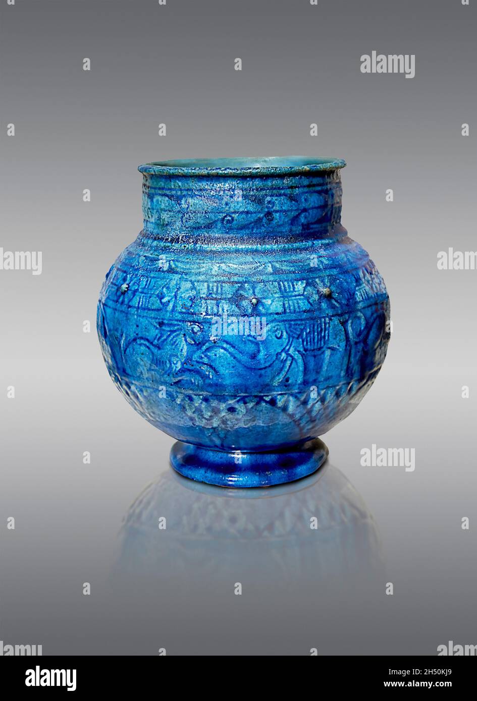 Ptolemäische Vase mit hohem Relief, glasiert, verziert mit Tieren, 100-99 v. Chr. Louvre Museum E22582. Dekoriert mit Aparade von Tieren; Hasen; Pferd; Antilope; g Stockfoto