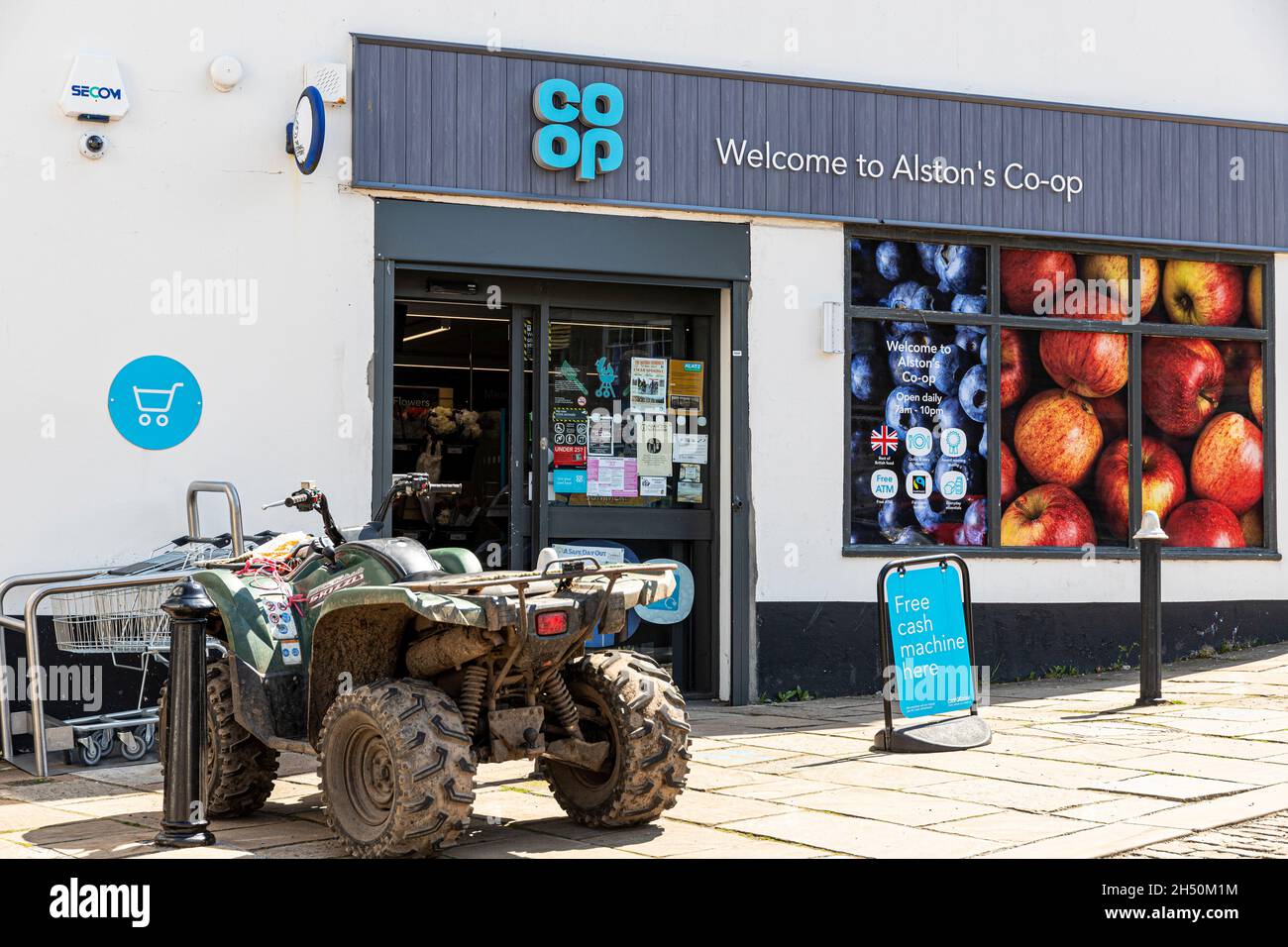 Ein Quad, das vor dem Co-op Supermarkt in der Upland Pennines Stadt Alston, Cumbria, Großbritannien, geparkt ist Stockfoto