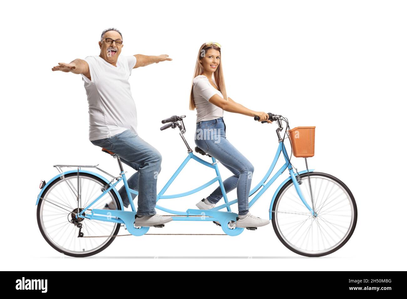 Reifer Mann und eine junge Frau auf einem Tandem-Fahrrad isoliert auf weißem Hintergrund Stockfoto