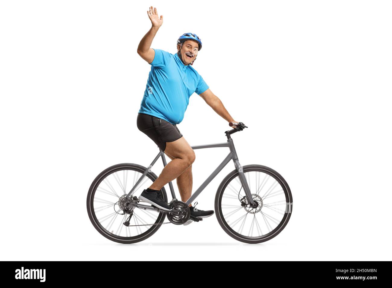 Fröhlicher reifer Radler, der auf einem Rennrad fährt und isoliert auf weißem Hintergrund winkt Stockfoto