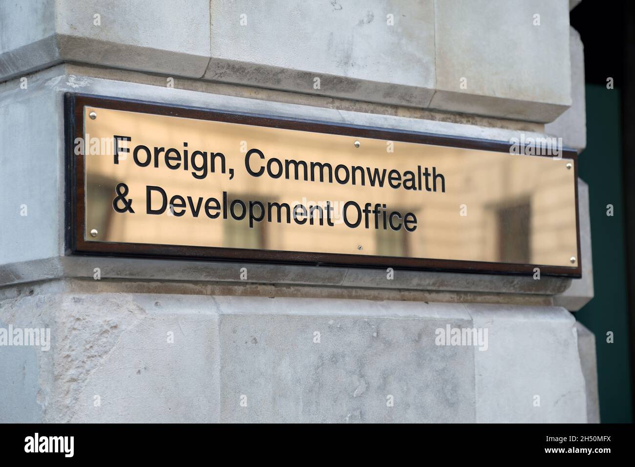 London, Großbritannien, 5. November 2021: Schild am Haupteingang des britischen Büros für auswärtige Angelegenheiten, Commonwealth und Entwicklung in der King Charles Street, im Zentrum von London, Stockfoto