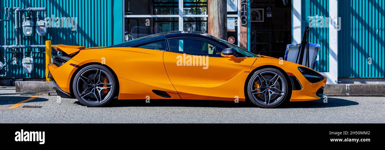 Der Supersportwagen McLaren 720S parkte auf einer Straße. Orange Supercar auf der Straße einer Stadt. Blick auf die Straße, Reisefoto, niemand, Konzeptfoto Supersportwagen. Juli 27 Stockfoto