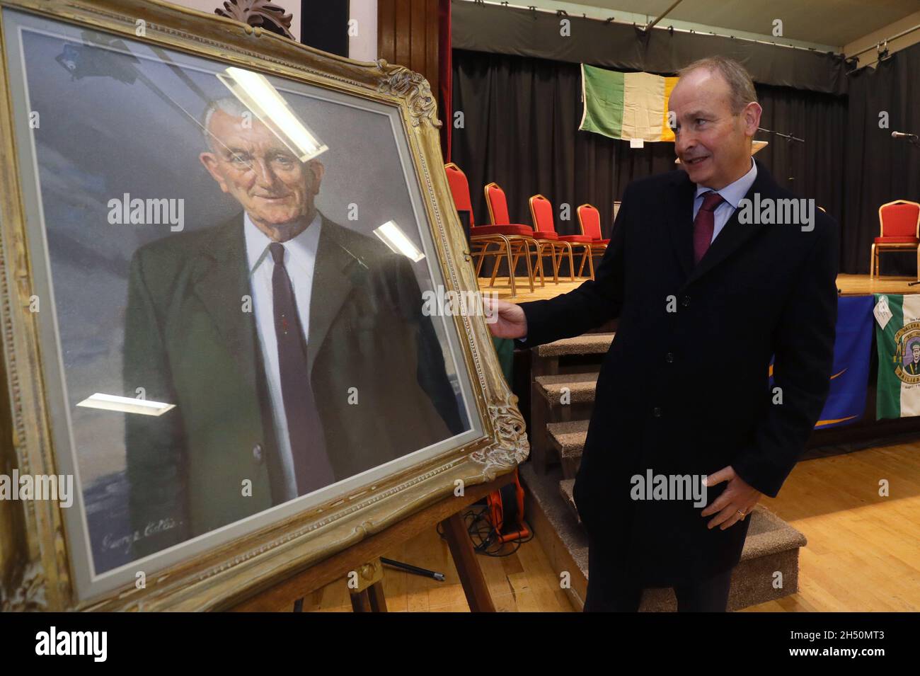 Taoiseach Micheal Martin betrachtet ein Gemälde des verstorbenen Paddy Smith bei einer Gedenkfeier an ihn in der St. Brigids Church in Bailieborough, Cavan. Die langjährige Fianna Fail TD wurde von den britischen Behörden vor 100 Jahren wegen „Verrats und Kriegen“ während des irischen Unabhängigkeitskrieges zum Tode verurteilt, aber anschließend verschont. Bilddatum: Freitag, 5. November 2021. Stockfoto