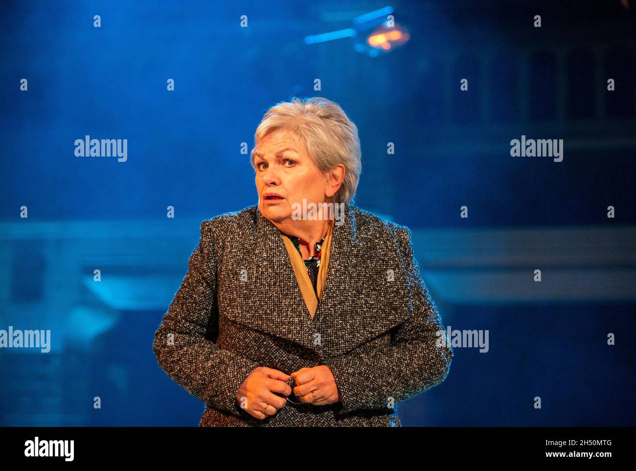 Susan Bullock (Judith) in BLUEBEARD’S CASTLE at the Stone Nest, London W1 05/11/2021 Musik: Bela Bartok musikalische Leitung: Stephen Higgins Design: Adrian Winford Beleuchtung: Jack Wiltshire Übersetzer & Regisseur: Daisy Evans Stockfoto