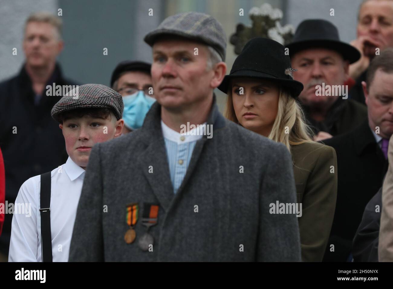 Menschen nehmen an einer Gedenkfeier für den verstorbenen Paddy Smith in der St. Brigids Church in Bailieborough, Cavan, Teil. Die langjährige Fianna Fail TD wurde von den britischen Behörden vor 100 Jahren wegen „Verrats und Kriegen“ während des irischen Unabhängigkeitskrieges zum Tode verurteilt, aber anschließend verschont. Bilddatum: Freitag, 5. November 2021. Stockfoto