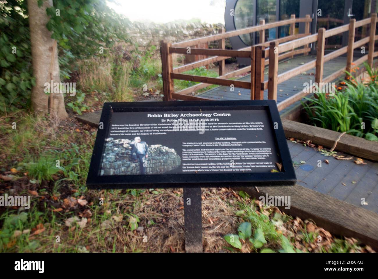 Informationstafel für das Robin Birley Archaeology Center im Vindolanda Fort und Museum, Bardon Mill, Hexham, Northumberland, England, VEREINIGTES KÖNIGREICH Stockfoto