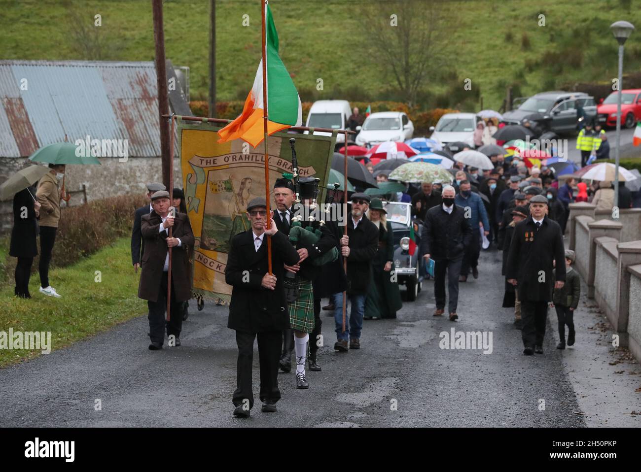 Menschen nehmen an einer Gedenkfeier für den verstorbenen Paddy Smith in der St. Brigids Church in Bailieborough, Cavan, Teil. Die langjährige Fianna Fail TD wurde von den britischen Behörden vor 100 Jahren wegen „Verrats und Kriegen“ während des irischen Unabhängigkeitskrieges zum Tode verurteilt, aber anschließend verschont. Bilddatum: Freitag, 5. November 2021. Stockfoto