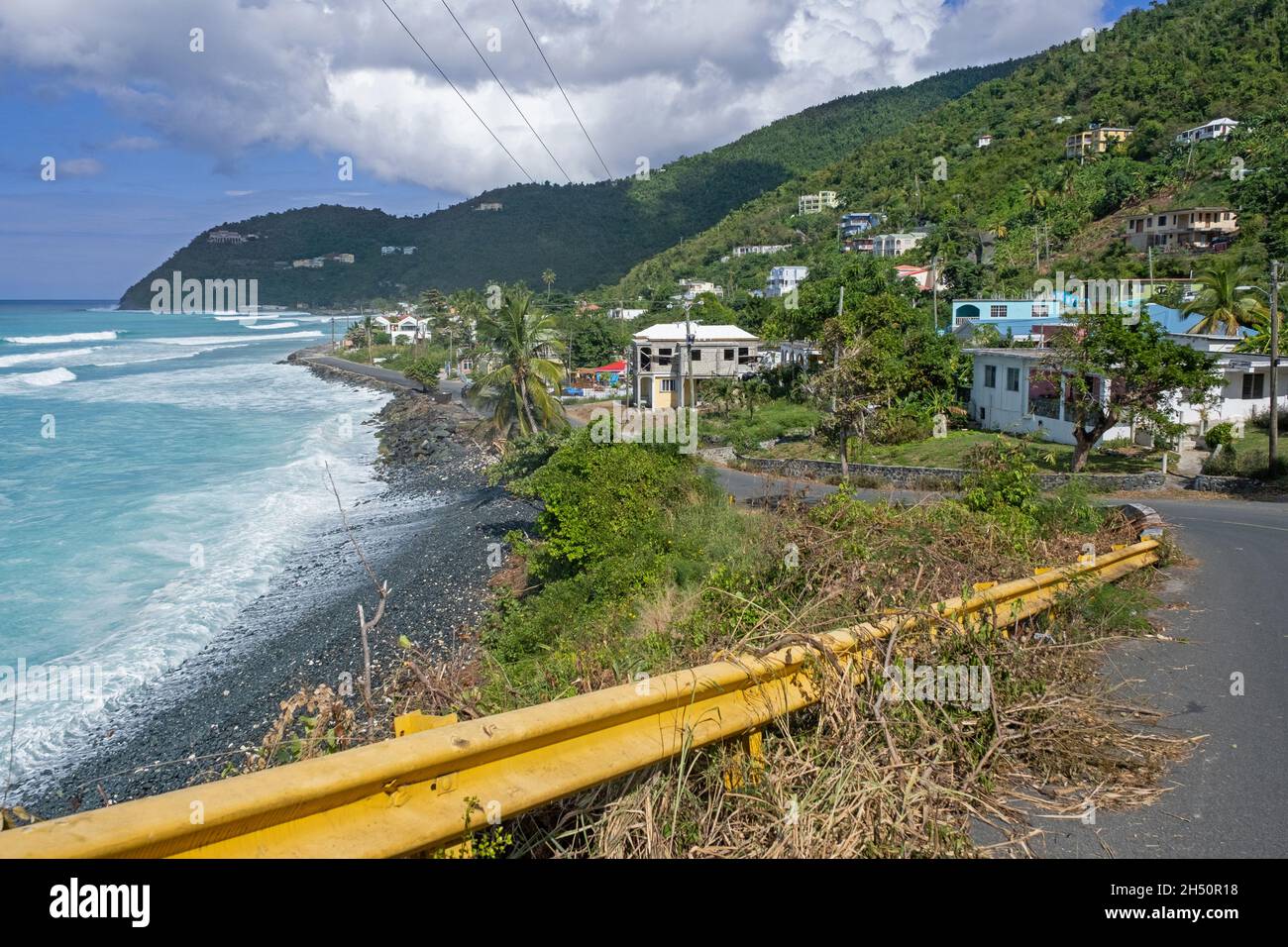 Küstenstraße 1 entlang der Cane Garden Bay auf der nordwestlichen Seite der Insel Tortola, Britische Jungferninseln, kleine Antillen in der Karibik Stockfoto