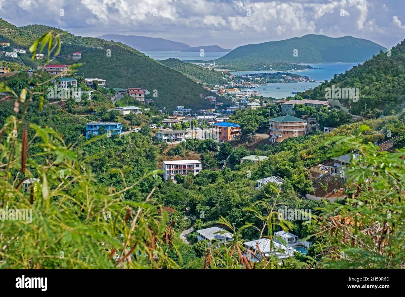 Blick über die Hauptstadt Road Town und den hufeisenförmigen Road Harbour auf der Insel Tortola, den Britischen Jungferninseln, den Kleinen Antillen und dem Karibischen Meer Stockfoto