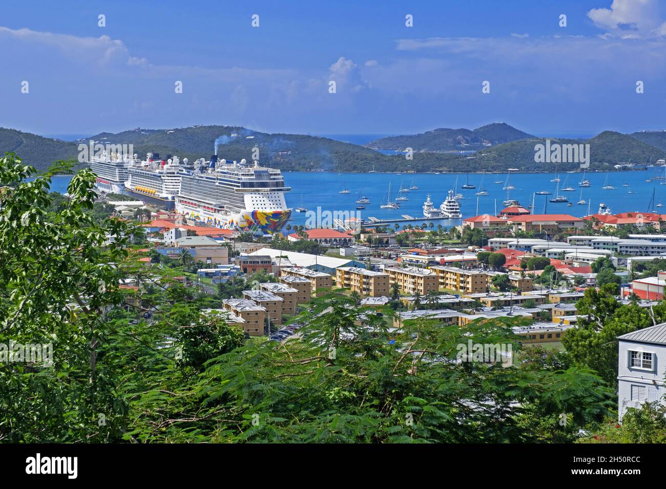 Die Kreuzfahrt-Schiffe vertäuten im Hafen von Charlotte Amalie auf der Insel Saint Thomas, den Jungferninseln der Vereinigten Staaten, den Kleinen Antillen, dem Karibischen Meer Stockfoto