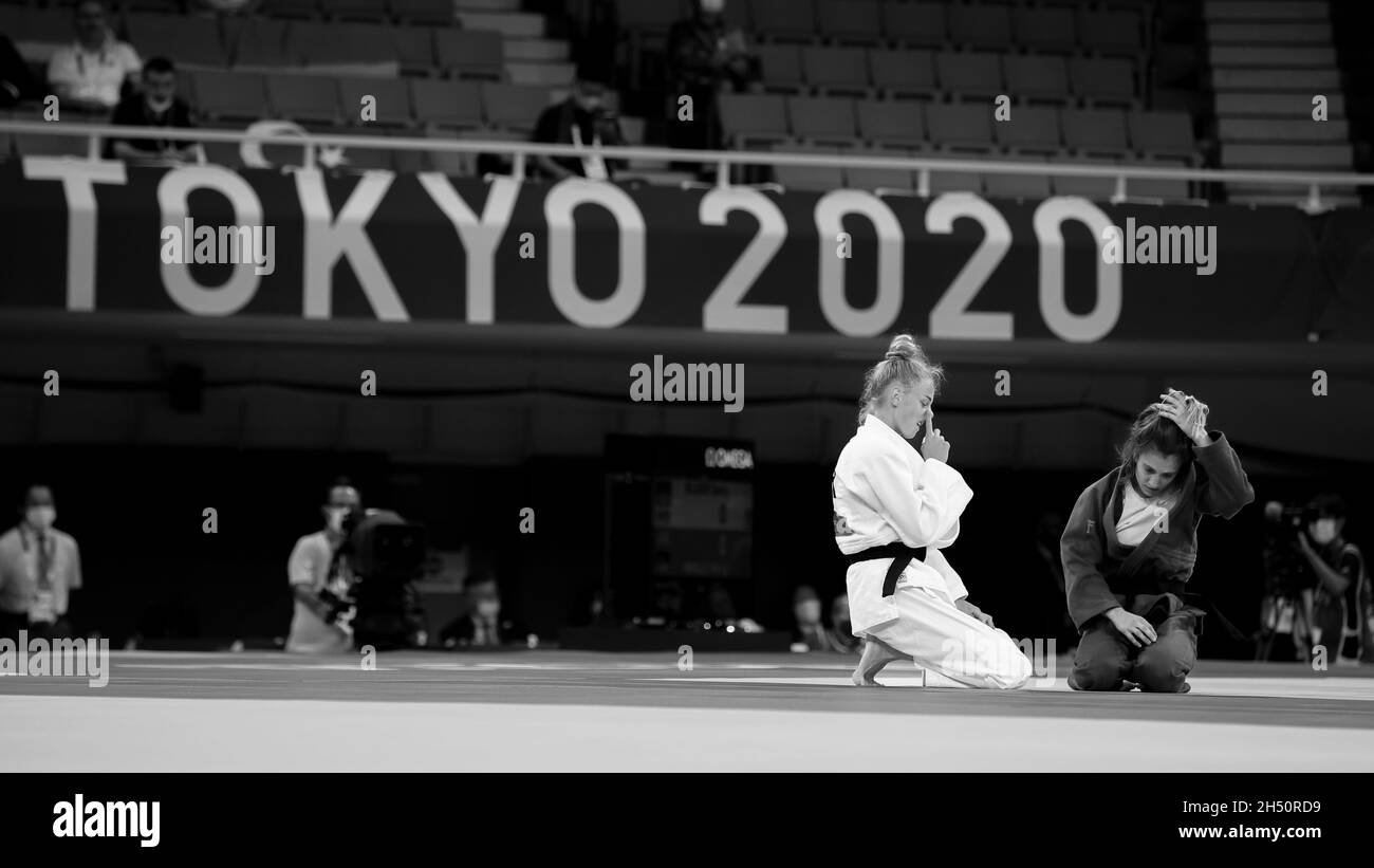 24. JULI 2021 - TOKIO, JAPAN: Daria BILODID aus der Ukraine (weiß) schlägt Milica NIKOLIC aus Serbien (blau) in der Judo Women -48 kg Runde von 16 im Tok Stockfoto