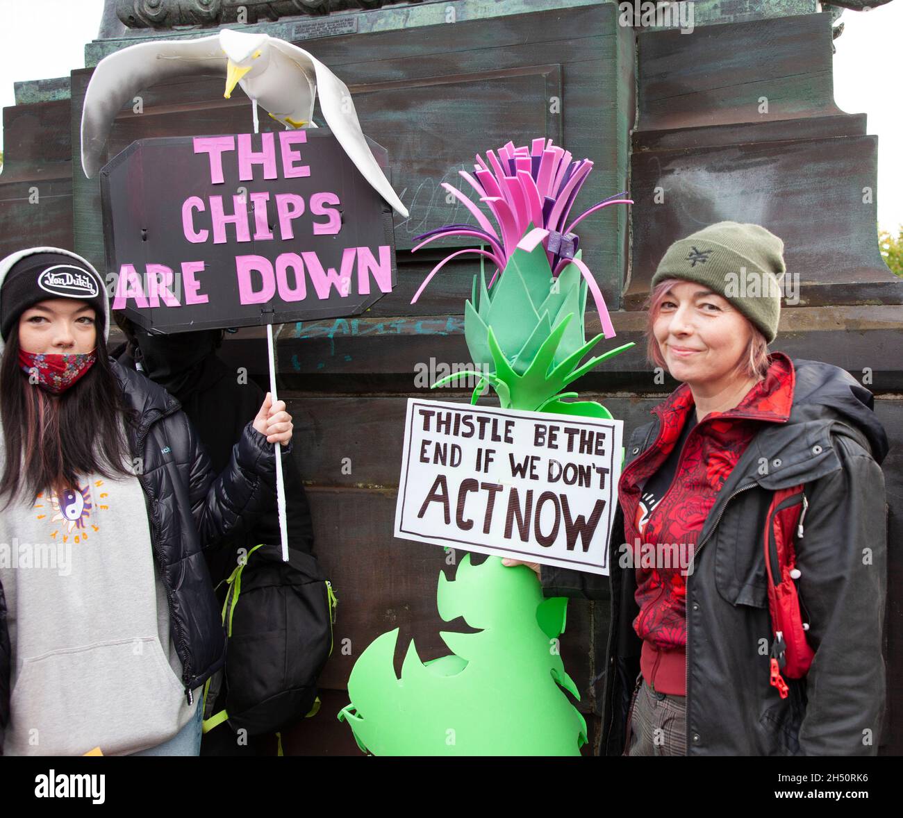 COP26 Fridays for Future, Climate Strike, Kelvingrove Park, Glasgow, Großbritannien. November 2021. Die Umweltaktivistin Greta Thunberg hat an Glaswegier und andere appelliert, sich dem Protest anzuschließen. Organisiert von Fridays for Future Scotland, mit Teilnehmern, die um 11.30 Uhr vom Kelvingrove Park zum George Square marschieren und den marsch gegen 14.40 Uhr beenden. Kredit: Scottishrecreative/Alamy Live Nachrichten. Stockfoto