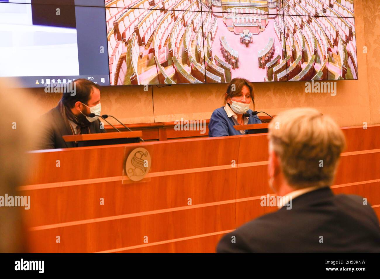 Rom, Italien. November 2021. Renata Polverini, (R) italienische Senatorin, die sagt, dass sie sich voll und ganz bewusst sein und verstehen müssen, wie mutig Frau Rajavi auf dem Weg zu den Menschenrechten der Freiheit ist, Während der Konferenz.Gemeinsame Sitzung von Mitgliedern des italienischen Parlaments und des Senats aus verschiedenen politischen Parteien, in der die Verantwortlichen des Regimes von Mullahs, insbesondere Ebrahim Raisi für das Massaker an politischen Gefangenen im Jahr 1988, zur Rechenschaft gezogen werden. Kredit: SOPA Images Limited/Alamy Live Nachrichten Stockfoto