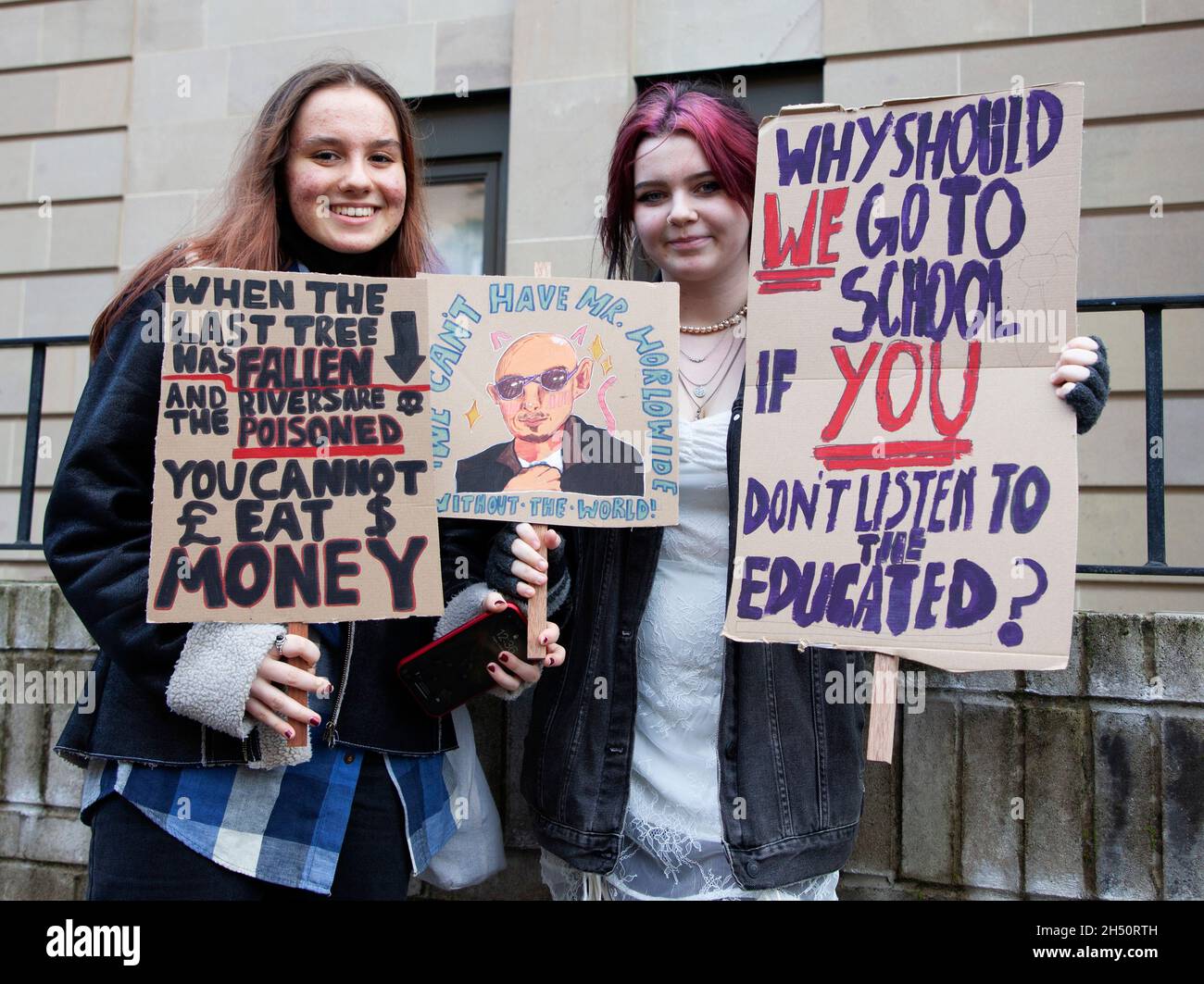 COP26 Fridays for Future, Climate Strike, Kelvingrove Park, Glasgow, Großbritannien. November 2021. Die Umweltaktivistin Greta Thunberg hat an Glaswegier und andere appelliert, sich dem Protest anzuschließen. Organisiert von Fridays for Future Scotland, mit Teilnehmern, die um 11.30 Uhr vom Kelvingrove Park zum George Square marschieren und den marsch gegen 14.40 Uhr beenden. Kredit: Scottishrecreative/Alamy Live Nachrichten. Stockfoto