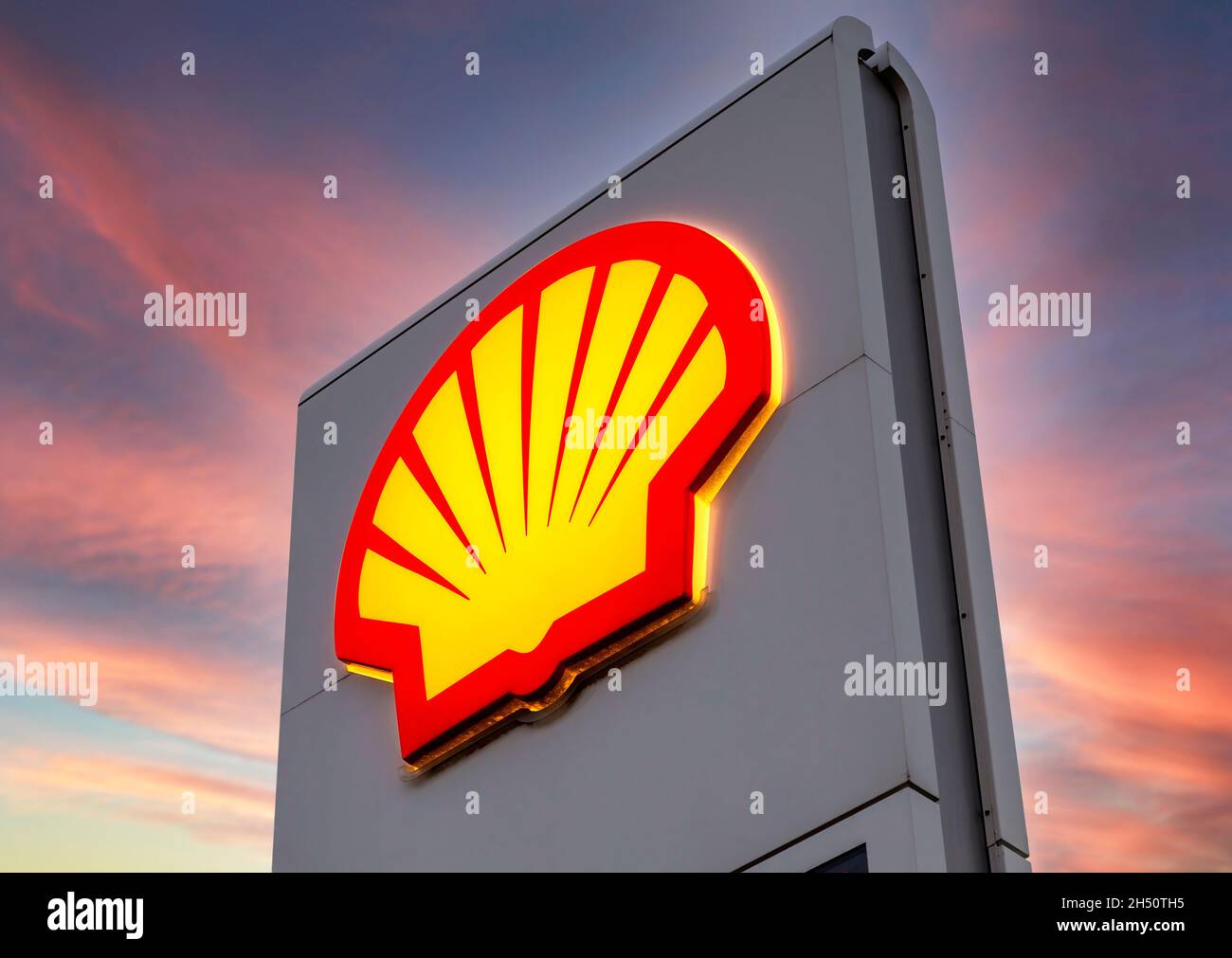 Moskau, Russland - 5. Juli 2021: Leuchtendes Emblem der Shell-Tankstelle gegen den Himmel. Shell-Tankstelle Stockfoto
