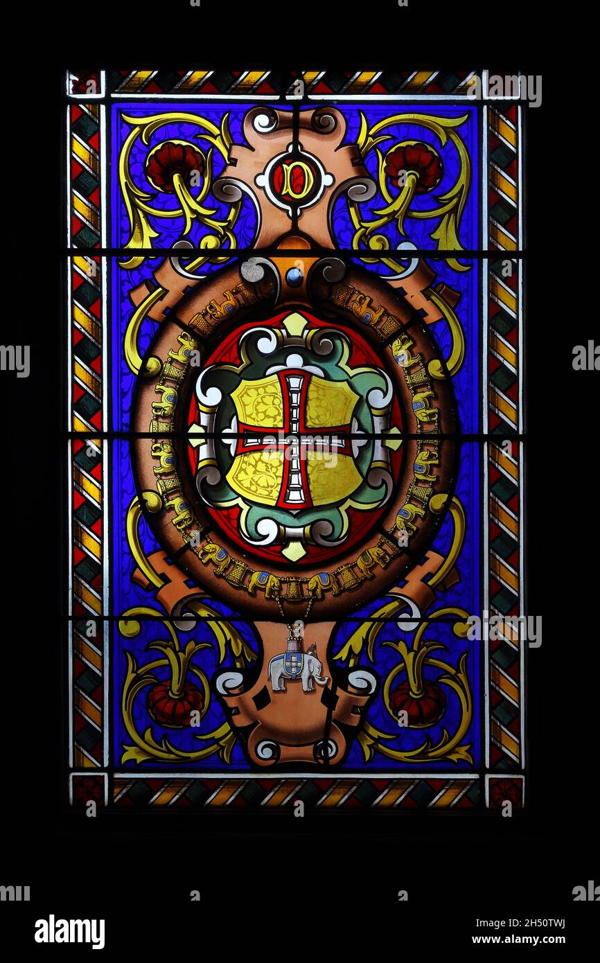 HILLEROD, DÄNEMARK - 30. JUNI 2016: Dies ist ein Buntglasfenster mit edlen Wappen in der Schlosskirche des Schlosses Frederiksborg. Stockfoto