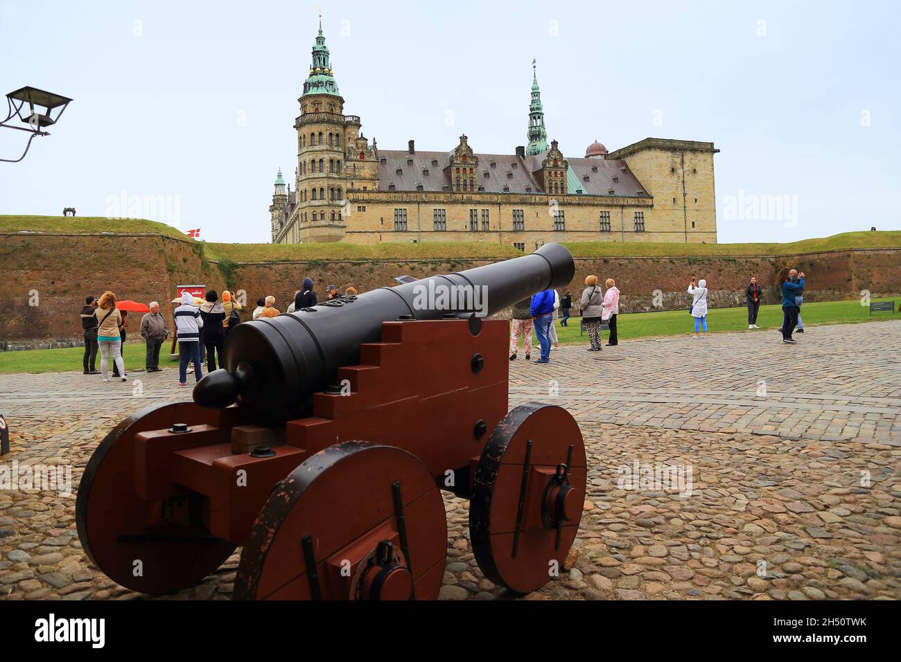 HELSINGOR, DÄNEMARK - 30. JUNI 2016: Dies ist das Schloss Kronborg, das unter dem Namen "Elsinore" bekannt ist, als Schauplatz des Theaterstücks Hamlet von Shakespeare. Stockfoto