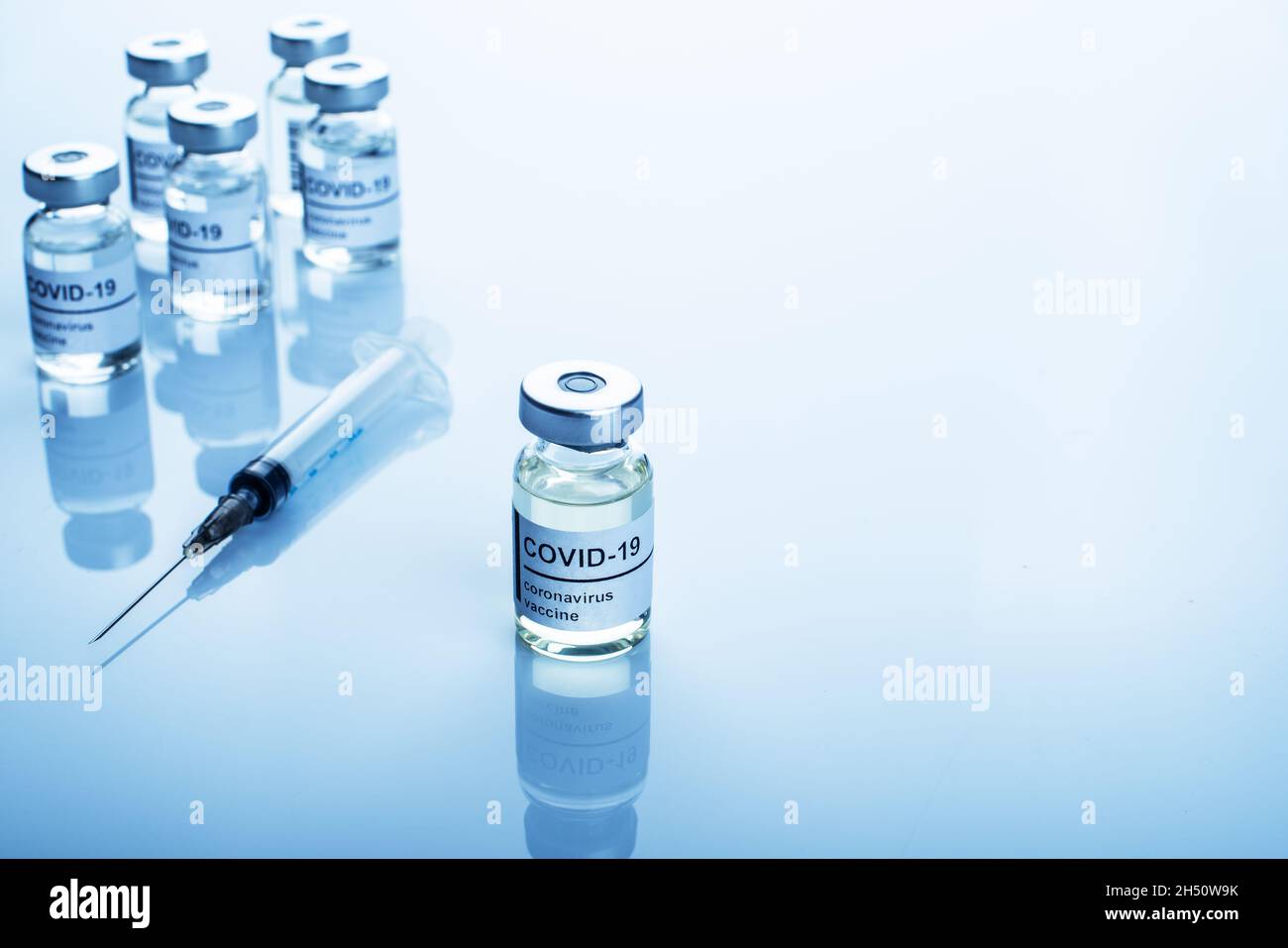 Versiegelte Fläschchen mit Coronavirus-Impfstoff, Text auf dem Etikett Stockfoto