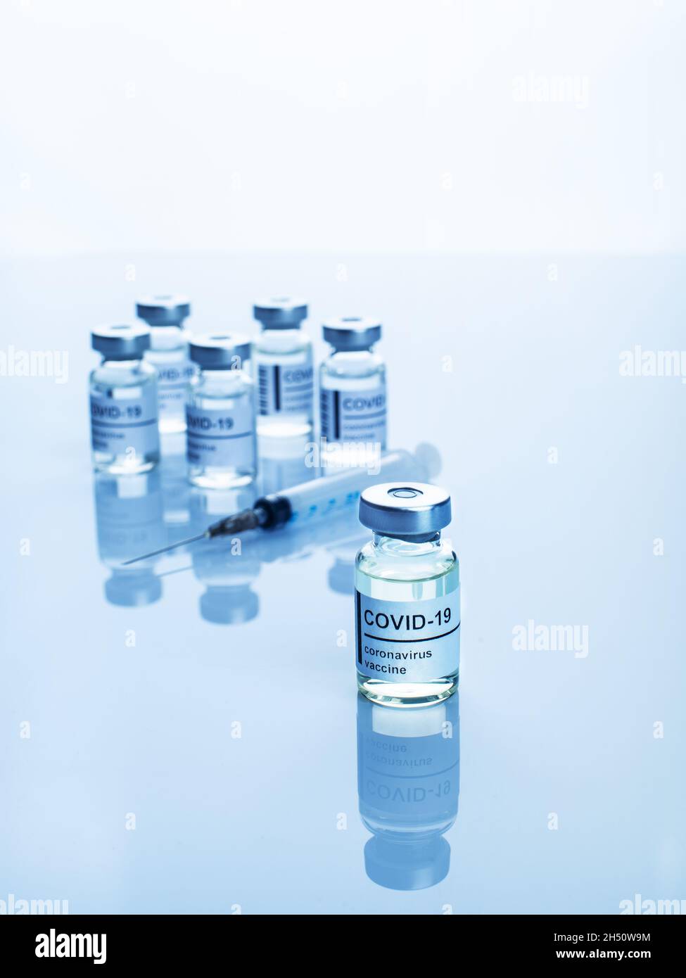 Versiegelte Fläschchen mit Coronavirus-Impfstoff, Text auf dem Etikett Stockfoto