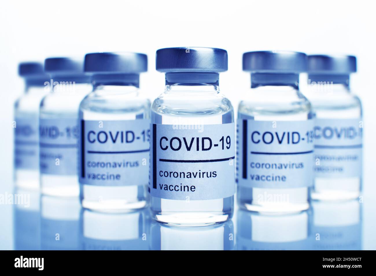 Versiegelte Fläschchen mit Coronavirus-Impfstoff, Text auf dem Etikett Stockfoto