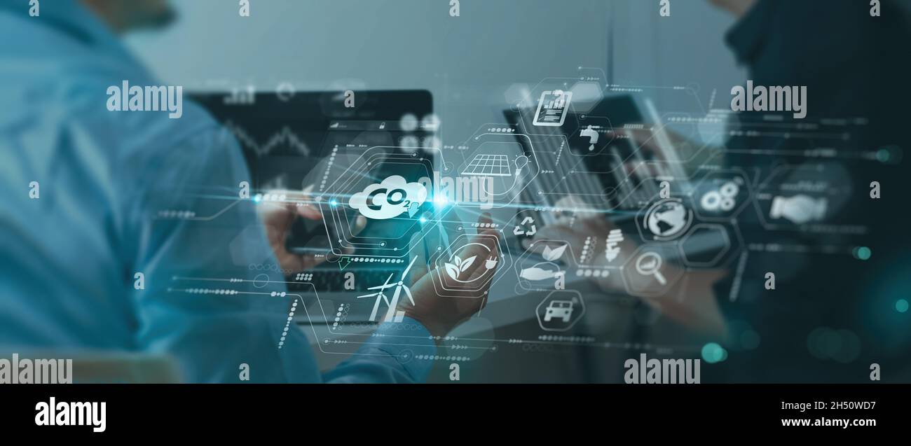 Geschäftsmann mit Team arbeitet virtuelles modernes Smartphone, um CO2-Emissionen CO2-Fußabdruck zu reduzieren Klimawandel, um die globale Erwärmung zu begrenzen Stockfoto