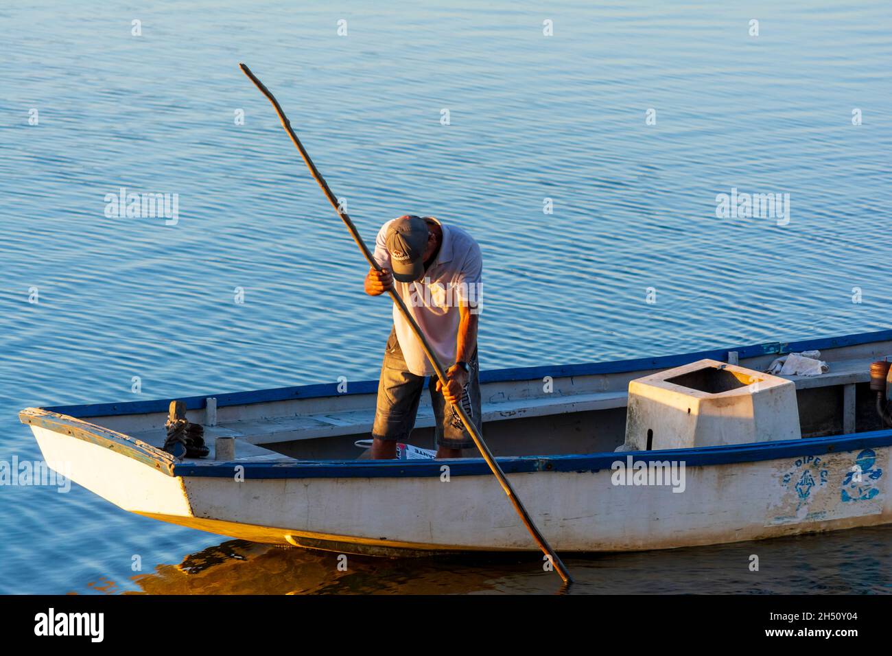 Cachoeira, Bahia, Brasilien - 29. November 2014: Fischer segeln mit seinem Kanu auf dem großen Fluss Paraguacu im brasilianischen Bundesstaat Bahia. Stockfoto