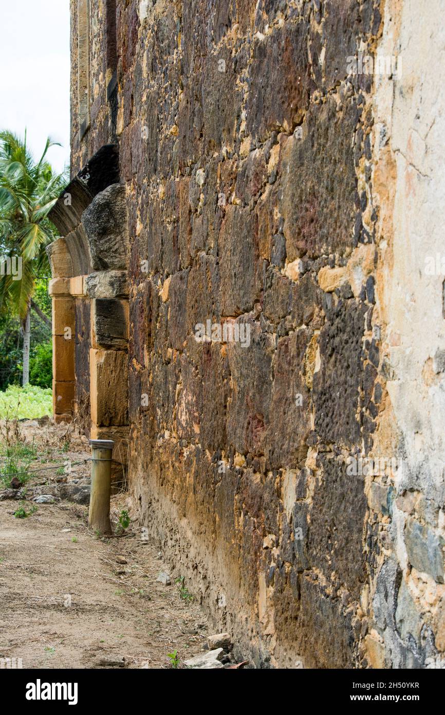 Ruinen der Casa da Torre de Garcia Davila. Es ist ein historisches Gebäude in Praia do Forte, Stockfoto