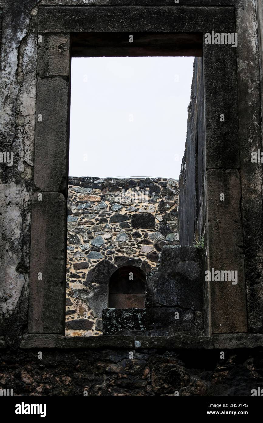 Ruinen der Casa da Torre de Garcia Davila. Es ist ein historisches Gebäude in Praia do Forte, Stockfoto