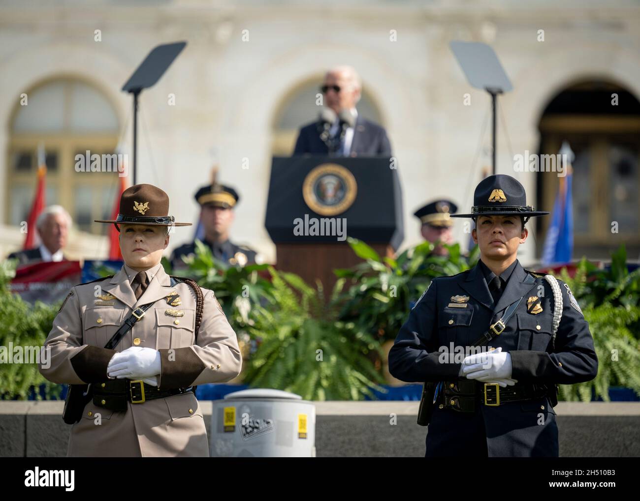 Washington, Vereinigte Staaten von Amerika. 16. Oktober 2021. Die Ehrenwache der Polizei steht auf der Hut, als US-Präsident Joe Biden beim 40. Jährlichen National Peace Officers Memorial Service im US-Kapitol eine Zeremonie zu Ehren gefallener Strafverfolgungsbeamter anspricht 16. Oktober 2021 in Washington, D.C. Quelle: Benjamin Applebaum/Homeland Security/Alamy Live News Stockfoto