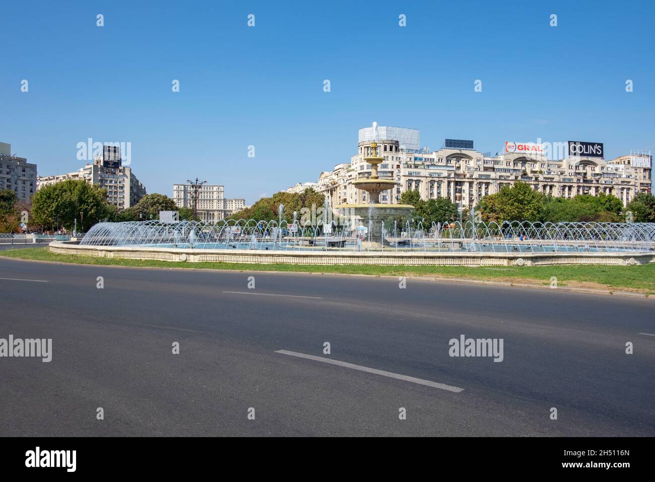 Straße um den großen Wasserbrunnen, architektonisches Merkmal in der Nähe des Union Boulevard, in Richtung Palast des Parlaments oder Volkshaus Stockfoto