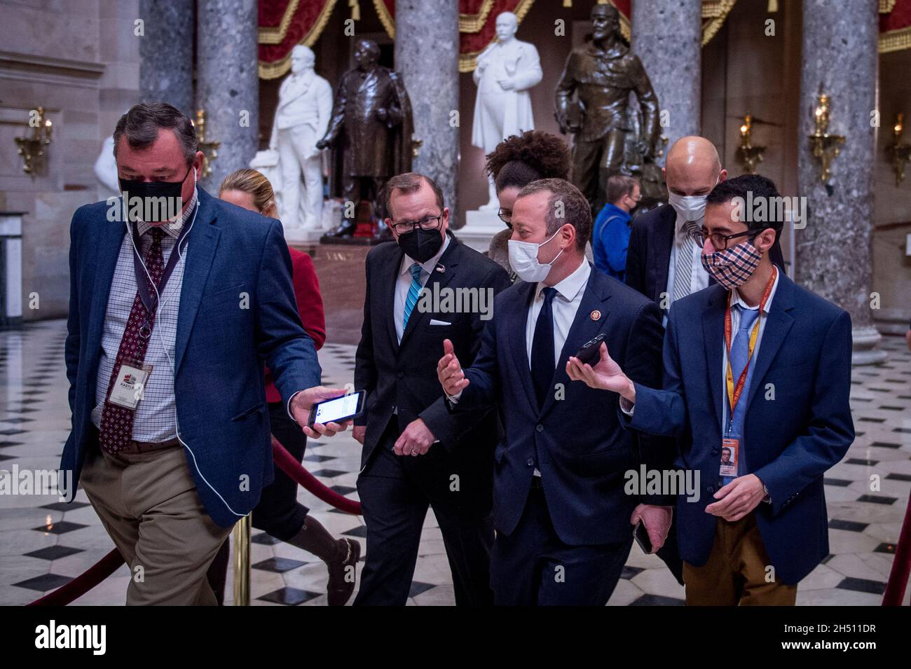 Washington DC, USA. November 2021. Der Vertreter der Vereinigten Staaten, Josh Gottheimer (Demokrat von New Jersey), kommt zu einem Treffen mit der Sprecherin des Repräsentantenhauses der Vereinigten Staaten, Nancy Pelosi (Demokrat von Kalifornien), während das Repräsentantenhaus sich darauf vorbereitet, im US-Kapitol in Washington über die Gesetzesvorlagen für eine bessere und überparteiliche Infrastruktur abzustimmen. DC, Donnerstag, 4. November 2021. Kredit: Rod Lampey/CNP/dpa/Alamy Live Nachrichten Stockfoto