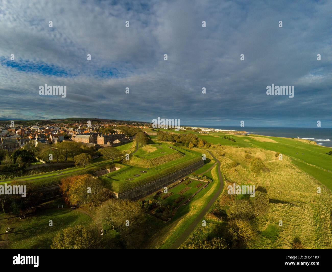Luftaufnahme von Berwick upon Tweed mit den Städten Elizabethan Walls, Northumberland, England, Großbritannien Stockfoto