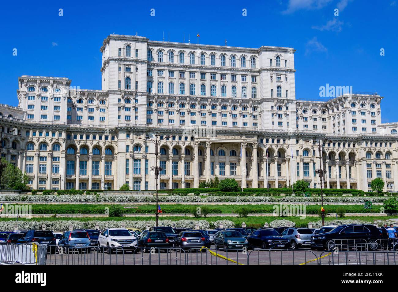 Bukarest, Rumänien, 6. Mai 2021: Der Palast des Parlaments, auch bekannt als Volkshaus (Casa Popoprului) auf dem Platz der Konstitutiei (Piata Constitutiei Stockfoto