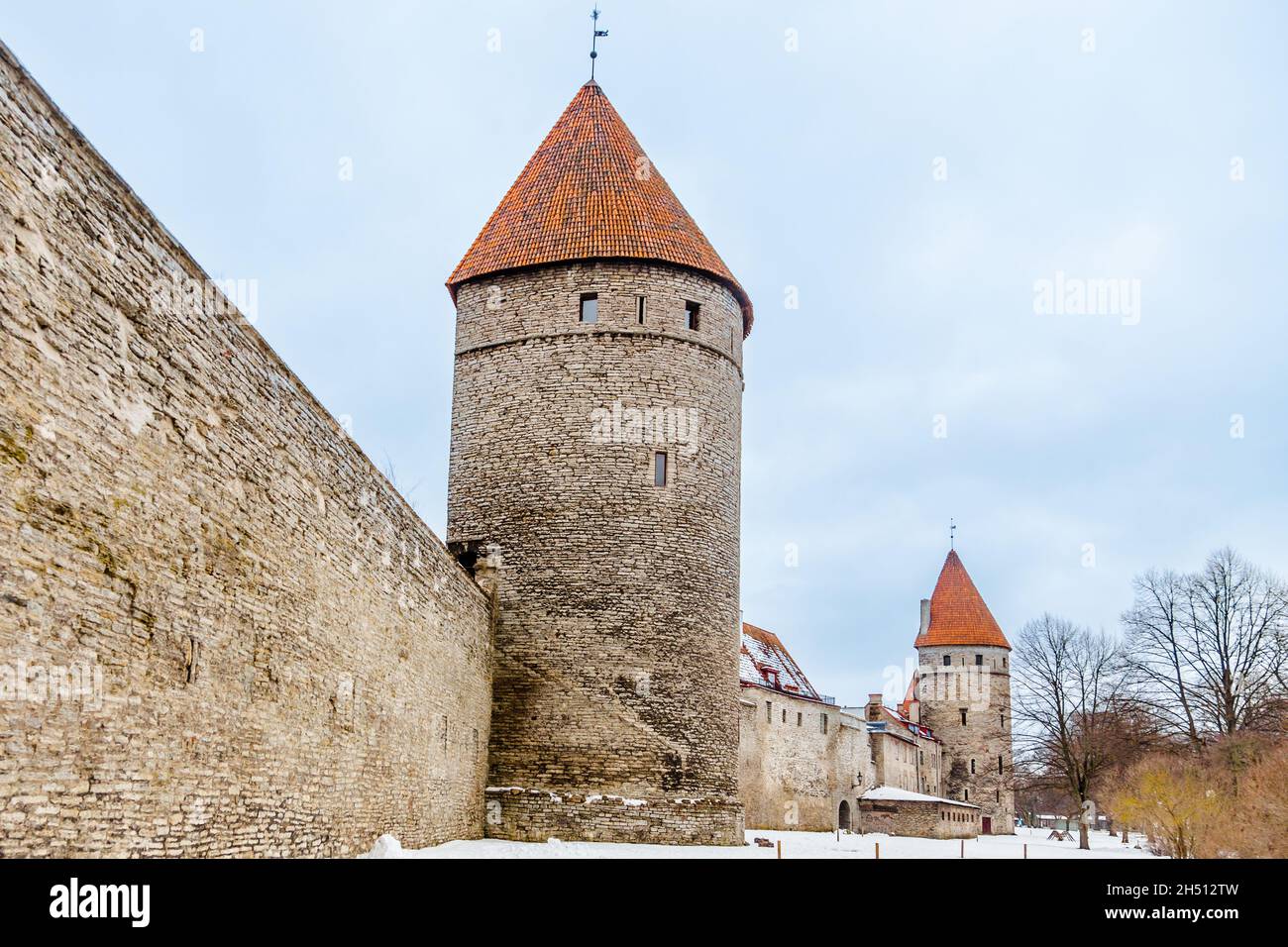 Alte Stadtmauer von Tallinn, mit mittelalterlichen Türmen, Estland Stockfoto