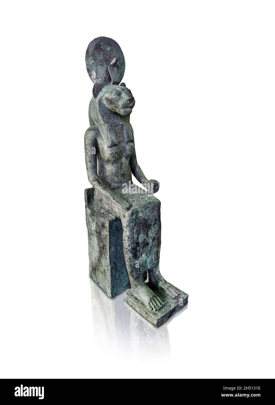 Alte ägyptische Kupferskulptur der Göttin Wadjet, beschlossen von Trompeter Penpe, 664-525 v. Chr. 26. Dynastie, . Louvre Museum E14719. Details; Wadj Stockfoto