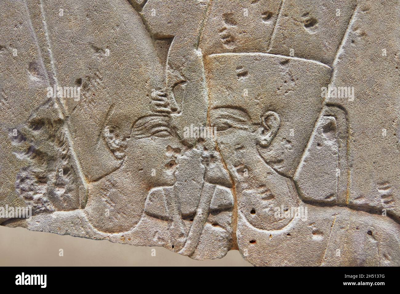 Altes ägyptisches Tempelrelief eines Königs, der Gott Amun umarmt, 1279-1213, Osttempel Karnac. Louvre Museum B 24 oder N134 C. Eine Gottheit, Amun, verschließt die Stockfoto
