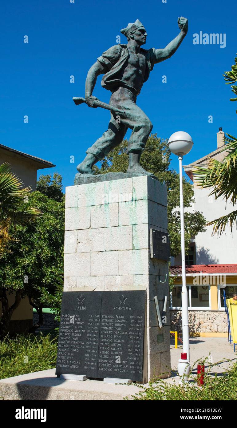 Draga Bascanska, Kroatien - 4. September 2021. Denkmal des 2. Weltkrieges im Dorf Draga Bascanska im Baska-Tal auf der Insel Krk, Westkroatien Stockfoto