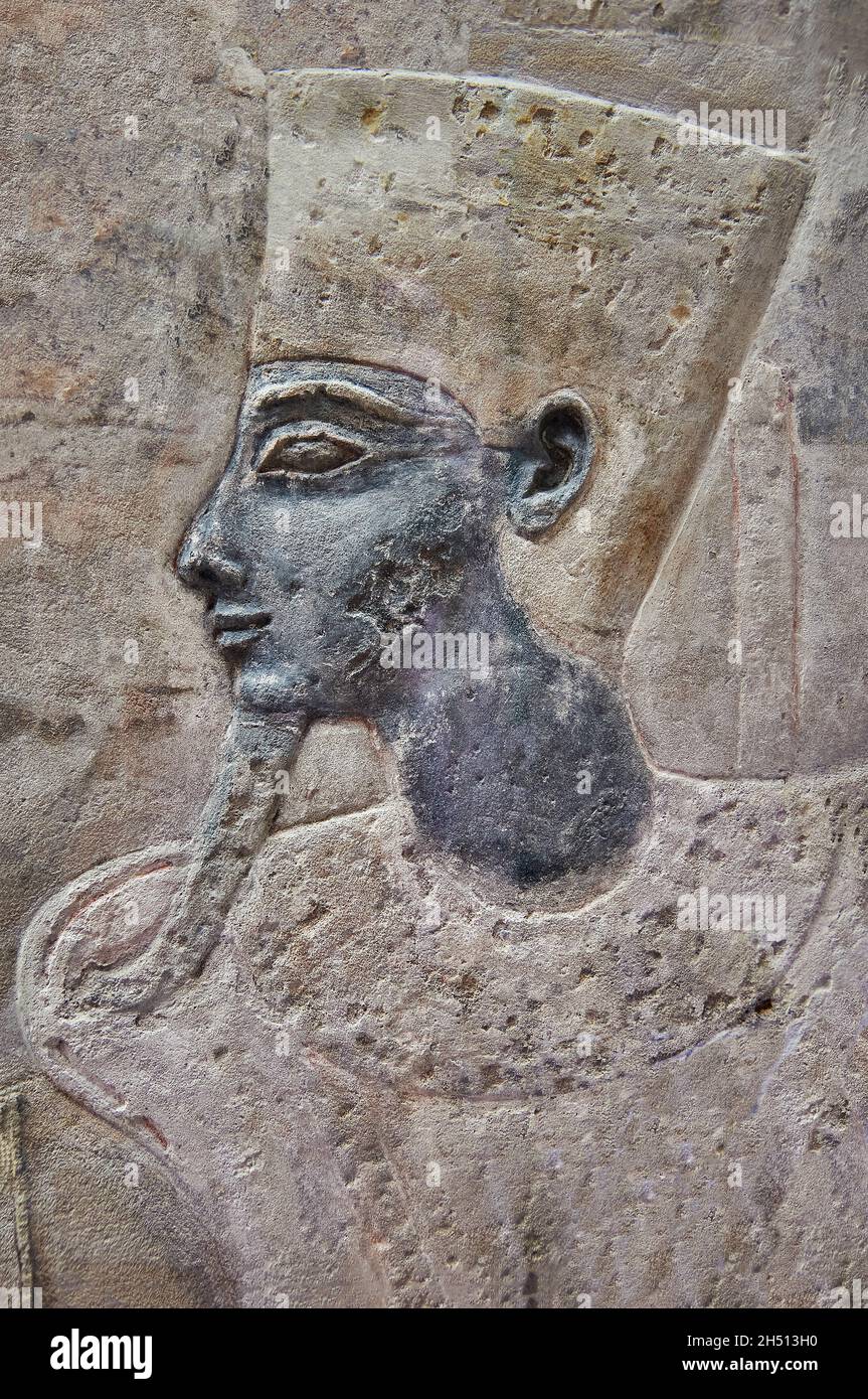Altägyptische Remple Relief Wandgemälde von Thutmose III, die ein Opfer darbringen, 1479-1425, q8. Dynastie, Tempel von Satis Elephantine. Louvre B73 oder E12921 BI Stockfoto