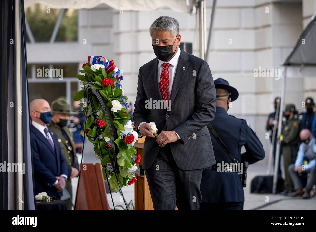 Washington, Vereinigte Staaten von Amerika. 15. Oktober 2021. US-Heimatschutzminister John Tien bei einer Zeremonie zu Ehren von Zoll- und Grenzpatrouillen-Agenten, die bei der Zeremonie zur Gedenkstätte und zum Kranzlegen im Dienst getötet wurden, am 15. Oktober 2021 in Washington, D.C., Quelle: Benjamin Applebaum/Homeland Security/Alamy Live News Stockfoto