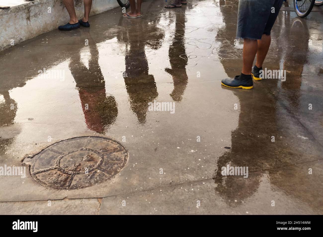 Spiegelung der Fischer im Außenbereich der Kolonie, wo Fische verkauft und gehalten werden. Salvador, Bahia, Brasilien. Stockfoto