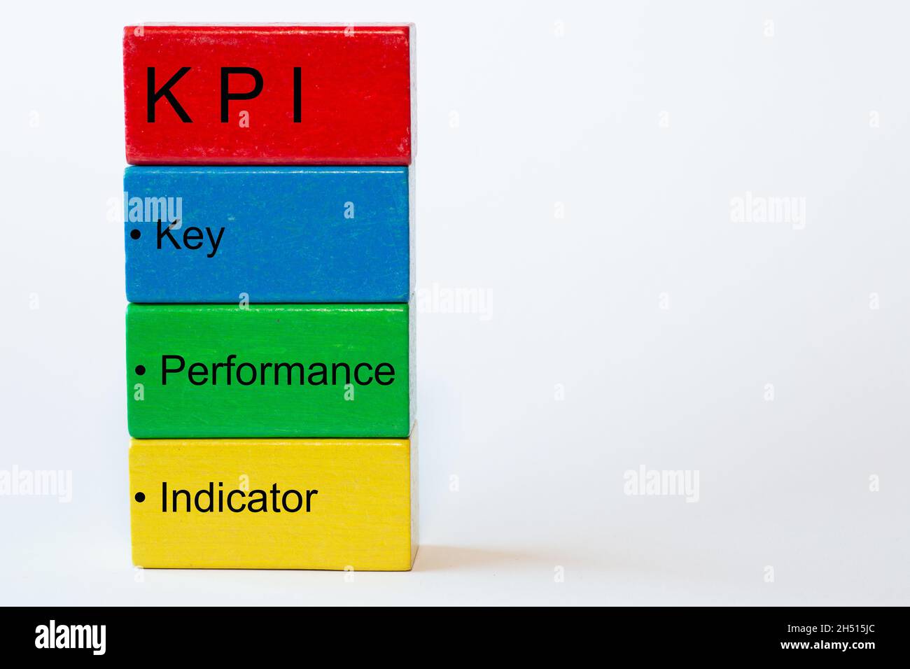 Bunte Blöcke mit den Worten Schlüssel, Leistung, Indikator und oben ein roter Block mit den Buchstaben KPI. Der Hintergrund ist weiß isoliert Stockfoto