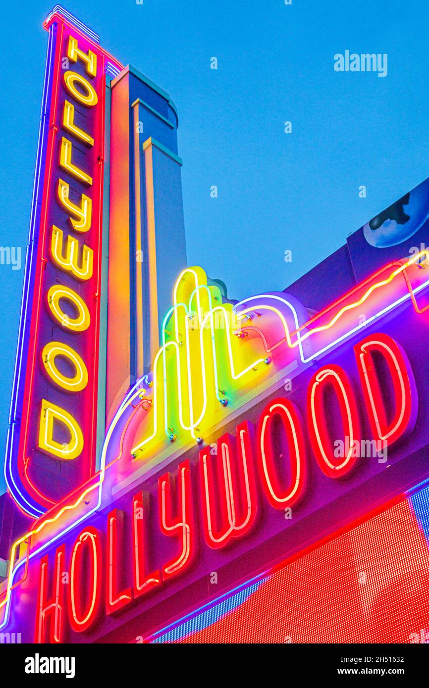 Los Angeles California, LA, Hollywood Boulevard Schild Neonlicht Zelt Nacht Nachtleben bunt Stockfoto
