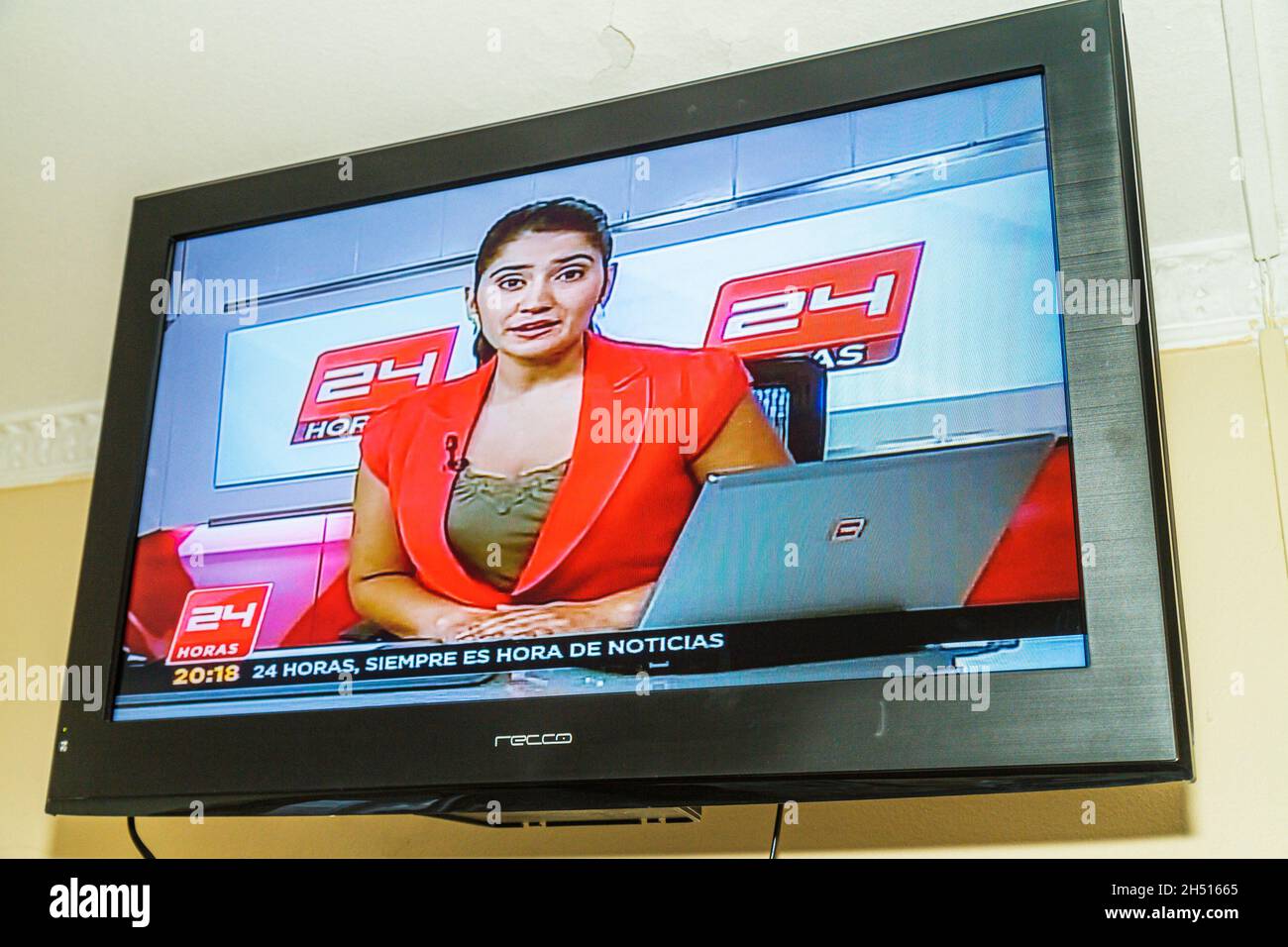 Santiago Chile,Fernsehen TV,24 Horas Nachrichtenprogramm Medienset,hispanische Frau Nachrichtensprecherin Spanisch,zweisprachige Fernsehjournalistin Stockfoto