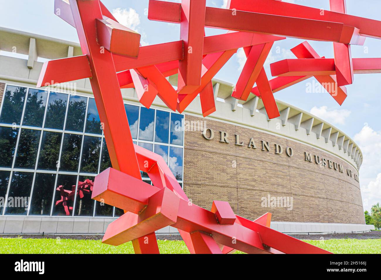 Orlando Florida, Kunstmuseum vor dem äußeren Vordereingang, Metallskulpturen Skulpturen rote Kunstwerke Gebäude, Loch Haven Park Stockfoto