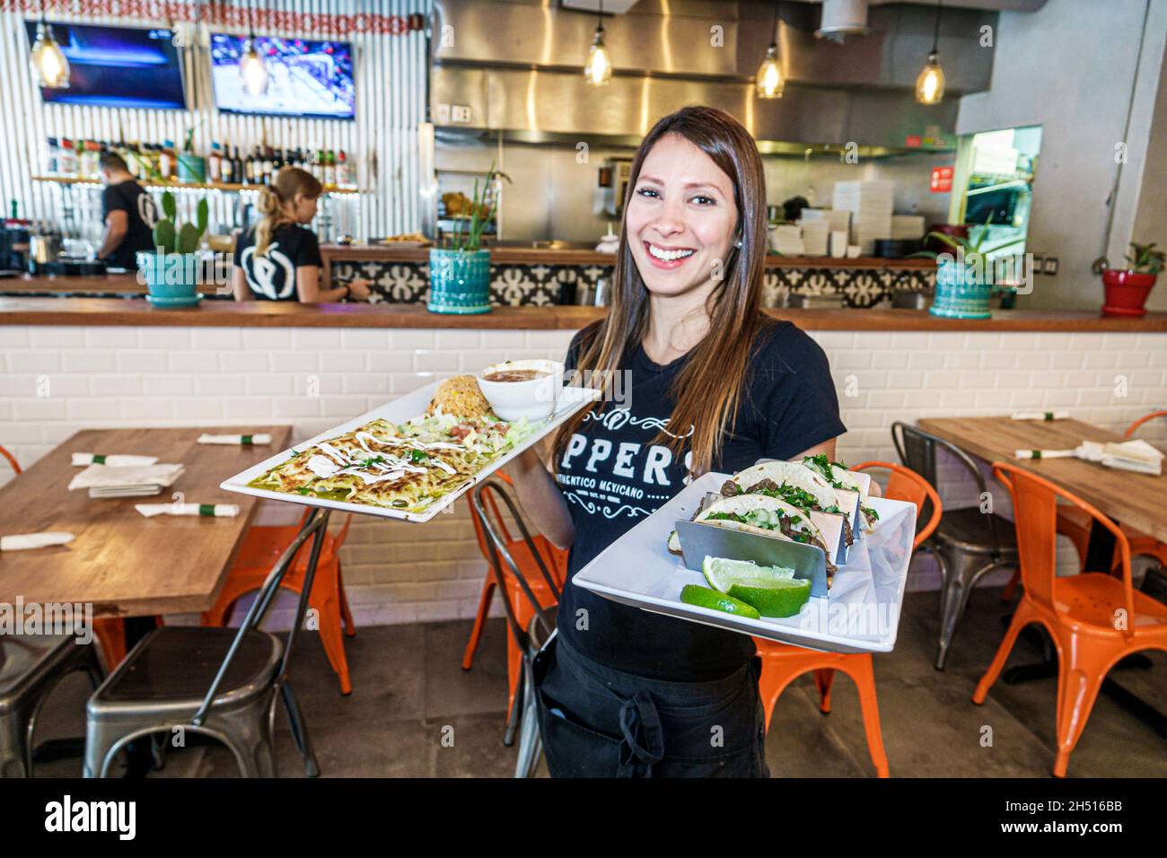 Miami Beach, Florida, Pepper's authentischer Mexikaner, Tex-Mex-Restaurant, hispanisches Mädchen weiblicher Teenager, Bedienung der Kellnerin, die Tacos Enchiladas arbeitet Stockfoto