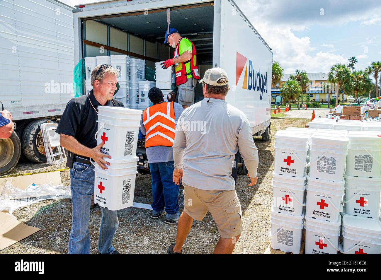 Everglades City Florida, nach dem Unruh Irma, Nothilfe Wiederherstellung Unterstützung Rotes Kreuz, Arbeiter Teamarbeit zusammen Männer Entladen LKW Stockfoto
